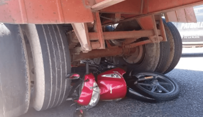 La Plata: falleció un motociclista tras chocar con un&nbsp;camión